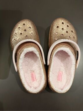 CROCS Glitter Fuzzy-Lined Clogs in Rose Gold with Pink Lining